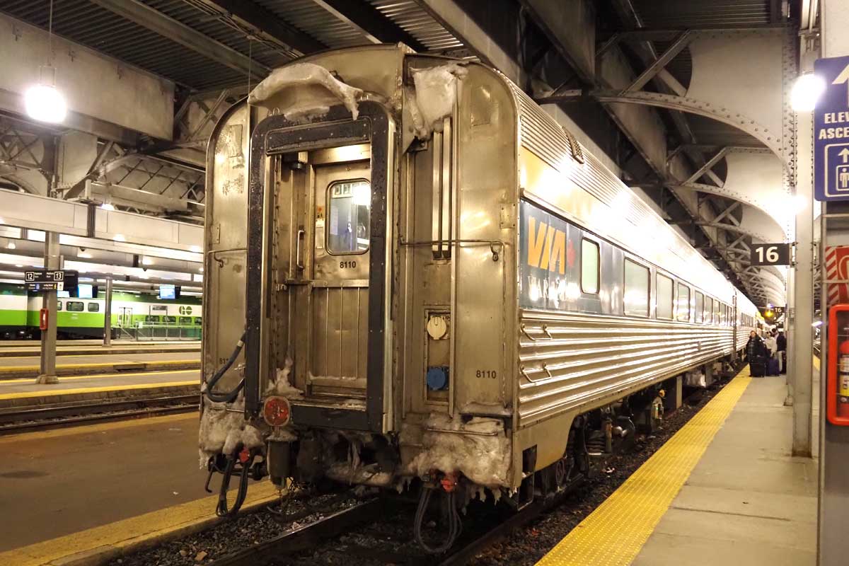 トロント・ユニオン駅でのＶＩＡ鉄道カナダの旧型客車（大塚圭一郎撮影）