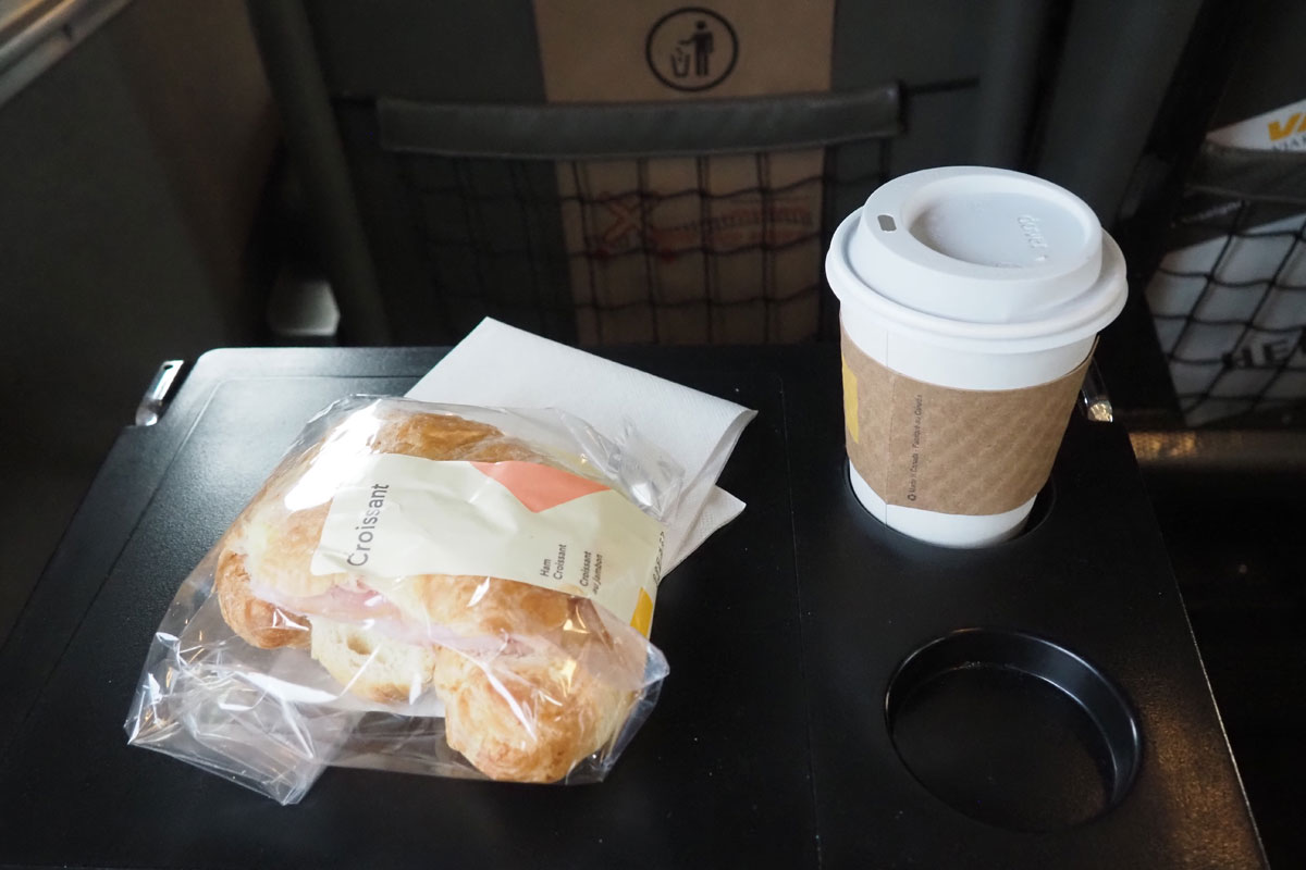 ＶＩＡ鉄道カナダの車内販売で買ったハムのサンドウィッチとホットコーヒー（大塚圭一郎撮影）