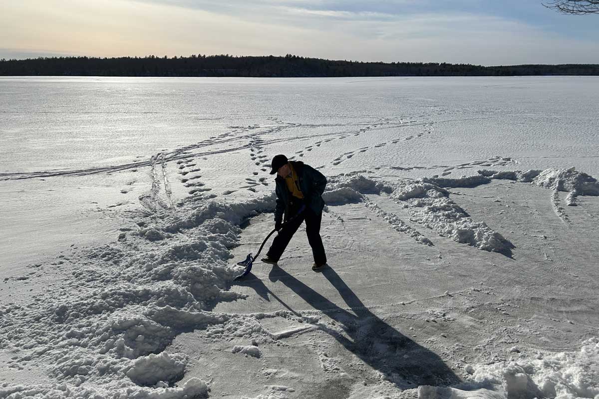 自宅の前にある湖。凍った上に雪が積もる。ノバスコシア州ハリファックス近郊。写真：読者提供