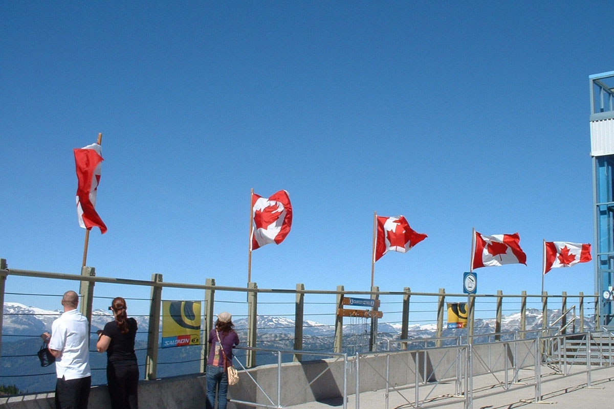 ブリティッシュ・コロンビア州ウィスラーではためくメープルリーフ。File photo by Japan Canada Today