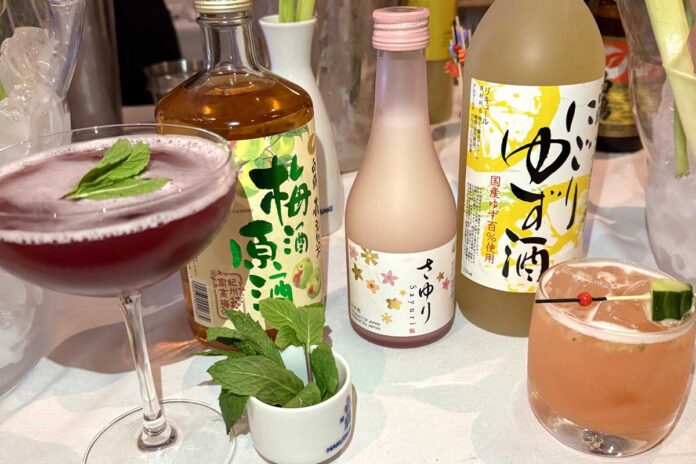 白鶴の（後列左から）梅酒、にごり酒さゆり、にごりゆず酒と、カクテル2種Starlight plum spritz とIchigo Sour（前列右）。2025年3月8日、バンクーバー市。撮影　日加トゥデイ