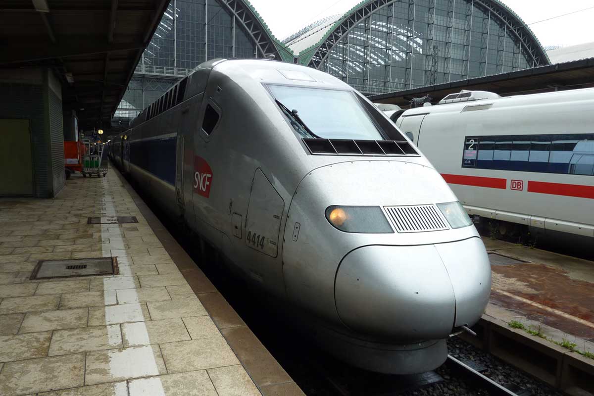 ２０１１年、ドイツ・フランクフルト中央駅に停車中のフランス国鉄（ＳＮＣＦ）の高速列車ＴＧＶ（大塚圭一郎撮影）