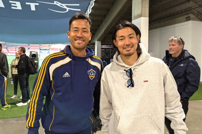 LAギャラクシー吉田選手（左）とバンクーバー・ホワイトキャップス高丘選手。試合後に。2025年3月2日、BCプレース。撮影　日加トゥデイ