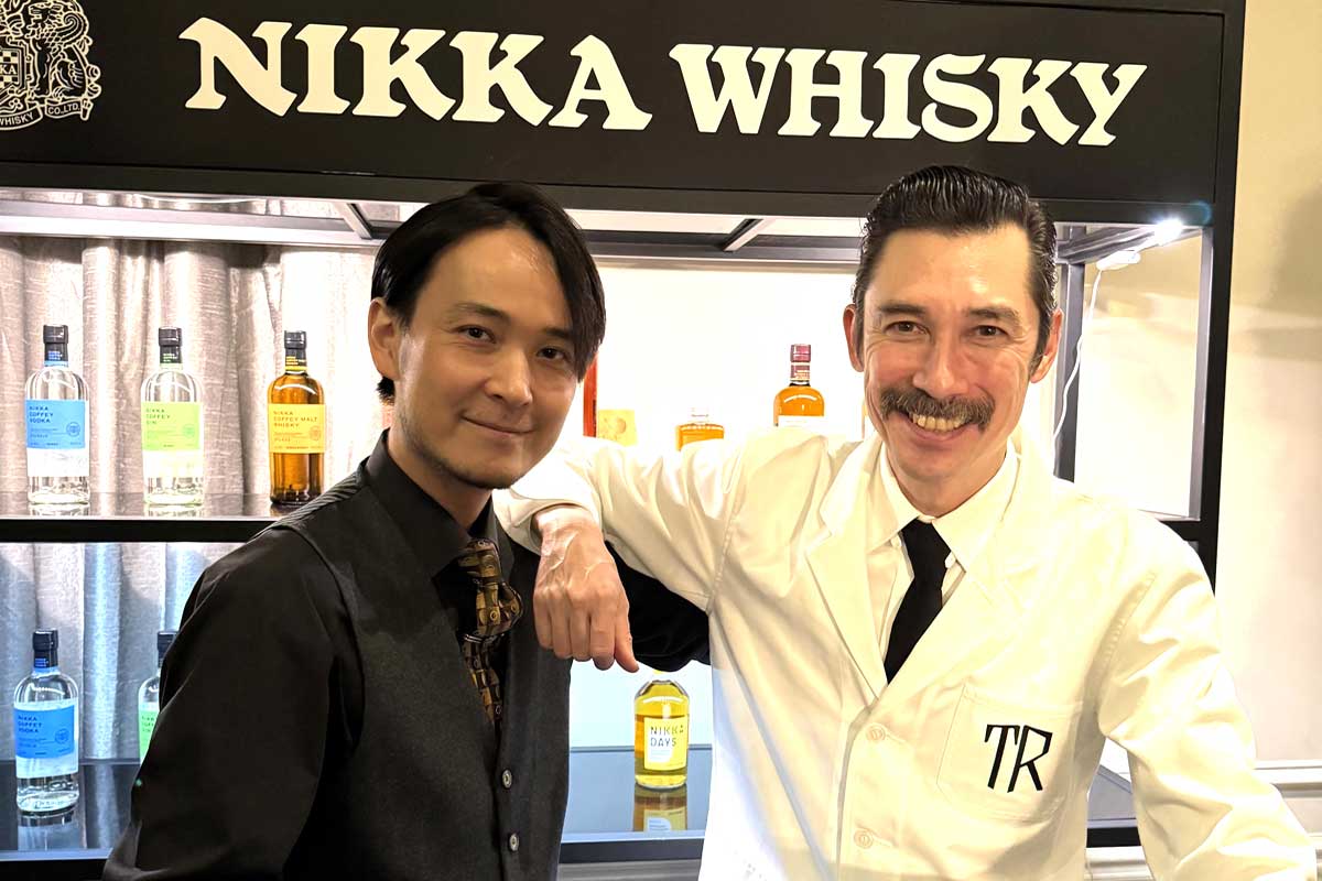 NIKKA ウィスキーのバーテンダーさんたち、後ろにはNIKKAの商品が並ぶ。2025年3月8日、バンクーバー市。撮影　日加トゥデイ